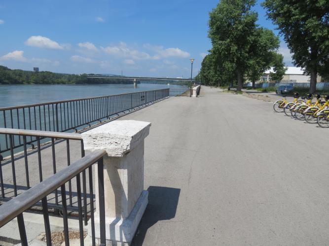 Náhľad pre Kamenné zábradlie pri Dunaji – 16. úsek oproti parkovisku Kráľovské údolie - Bratislava